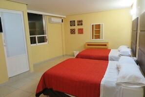 Quarto básico, 1 cama de casal | Escrivaninha, Wi-Fi de cortesia, roupa de cama