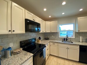 Fridge, microwave, oven, stovetop - A Waterfront pet friendly Villa, 5 min. to Charlotte Harbour Beach & Punta Gorda (Port Charlotte)