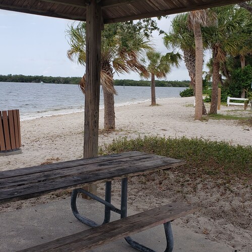 A Waterfront pet friendly Villa, 5 min. to Charlotte Harbour Beach & Punta Gorda