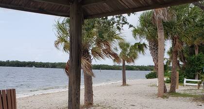 A Waterfront pet friendly Villa, 5 min. to Charlotte Harbour Beach & Punta Gorda