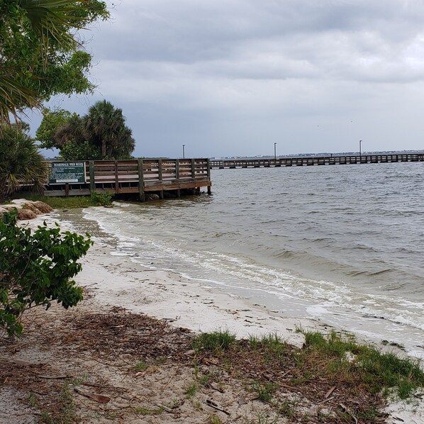 Beach nearby, sun-loungers, beach towels - A Waterfront pet friendly Villa, 5 min. to Charlotte Harbour Beach & Punta Gorda (Port Charlotte)