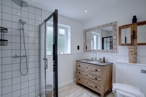 House | Bathroom | Shower, hair dryer, towels - Norfolk Luxe Beach House Sleeps 8 Dog Friendly (King's Lynn)