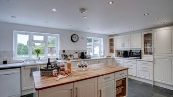 House | Dapur peribadi | Peti sejuk, ketuhar gelombang mikro, ketuhar, dapur