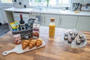 House | Private kitchen | Fridge, microwave, oven, stovetop - Norfolk Luxe Beach House Sleeps 8 Dog Friendly (King's Lynn)