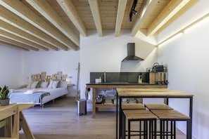 Design Studio Suite, Terraza (3 personas) | Cocina privada | Frigorífico, microondas, placa de cocina y cafetera o tetera