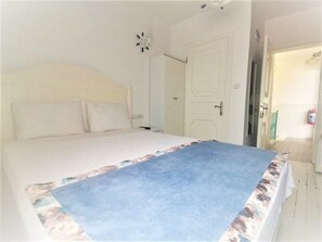 Premium bedding, minibar, free WiFi, bed sheets