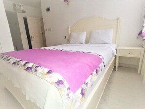 Premium bedding, minibar, free WiFi, bed sheets