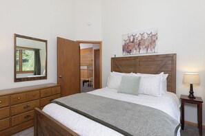 5 slaapkamers, een bureau, een strijkplank/strijkijzer, gratis wifi