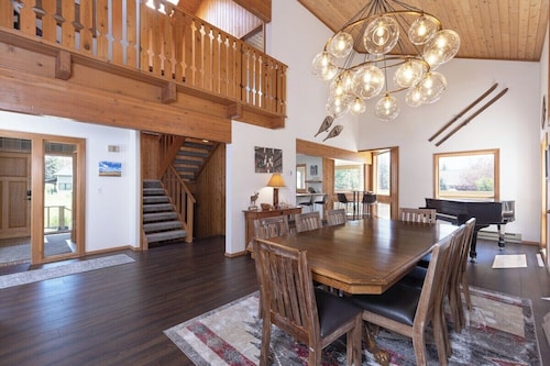 Alpenglow Retreat | Big Sky Town | Sleeps 12!