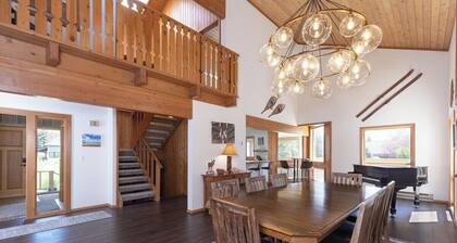 Alpenglow Retreat | Big Sky Town | Sleeps 12!