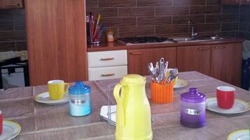 Kühlschrank, Mikrowelle, Herdplatte, Wasserkocher mit Kaffee-/Teezubehör