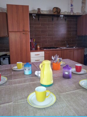 Kühlschrank, Mikrowelle, Herdplatte, Wasserkocher mit Kaffee-/Teezubehör