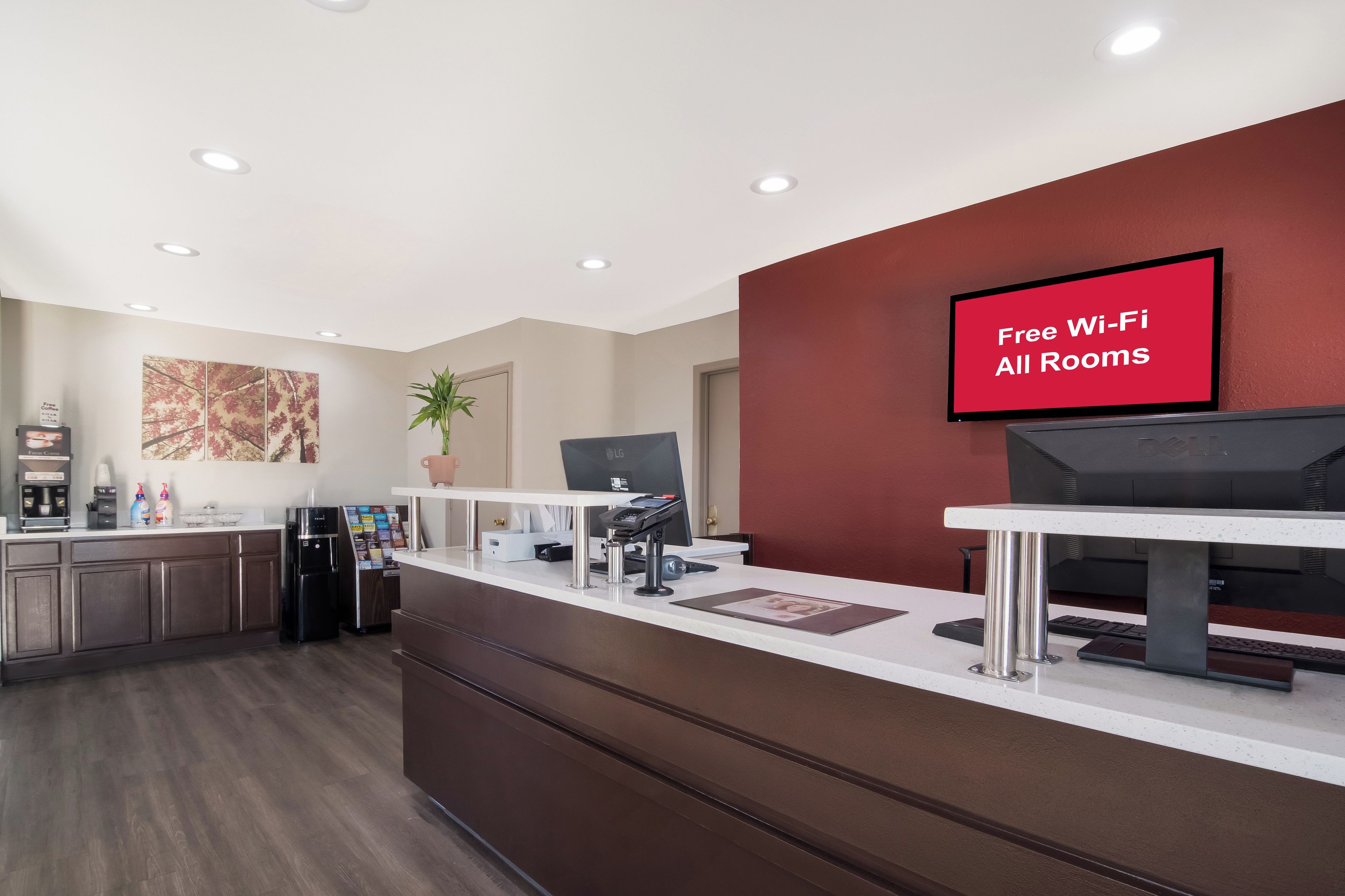 Un espace d’accueil d’hôtel avec un panneau indiquant que le Wi-Fi est disponible gratuitement.