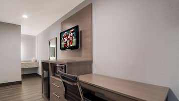 Een bureau, een laptopwerkplek, gratis babybedden, gratis wifi