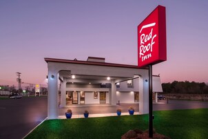 Un Red Roof Inn con diseño moderno, que cuenta con una entrada amplia y una fachada bien iluminada.
