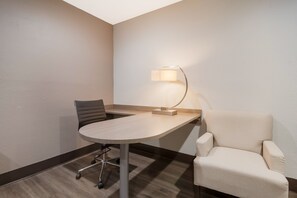 Habitación superior, 1 cama King size, para no fumadores | Escritorio, espacio para trabajar con laptop y cunas gratuitas 