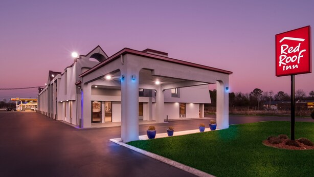 A Red Roof Inn with a modern design, featuring a covered parking area and a well-lit entrance. - Red Roof Inn Rocky Mount - Battleboro (Battleboro)