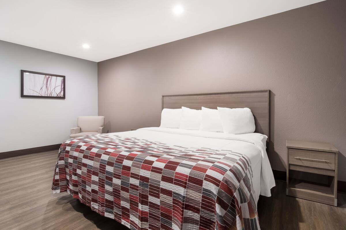 Desk, laptop workspace, cribs (free), WiFi (free)