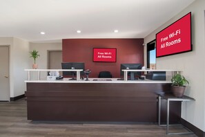 Una recepción con un letrero que indica Wi-Fi gratuito en todas las habitaciones.