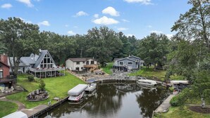 Un quartier résidentiel avec des maisons, un quai et un petit étang.