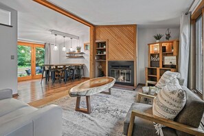 Smart TV, fireplace, video games, table football - Snowy Lake Retreat | Warm Up in Hot Tub (Mauston)