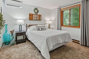 3 bedrooms, desk, travel cot, WiFi - Cozy Lodge + Hot Tub | Ice Fishing Haven (Mauston)