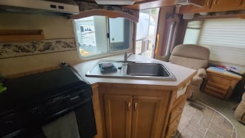 Frigorifero, microonde, forno, piano cottura