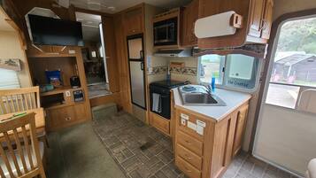 Frigorifero, microonde, forno, piano cottura