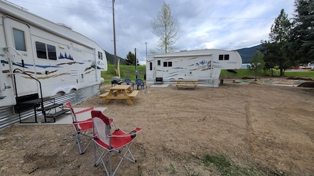 屋外ダイニングエリア. Minigolf Course COUGAR Camper - Hot Tub - AC - Furnace - Fully Furnished