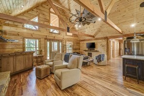 TV, caminetto, impianto stereo