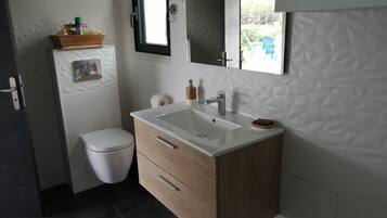 Dusche, Haartrockner, HandtĂŒcher, Toilettenpapier