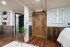 3 chambres, bureau, fer et planche Ă repasser, lit parapluie