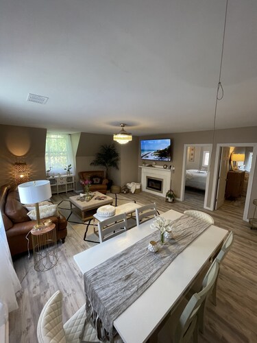 Uptown Penthouse on Pine: By Lake Michigan, Shopping & Casino!