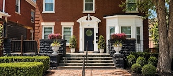 Uptown Penthouse on Pine: By Lake Michigan, Shopping & Casino!