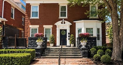 Uptown Penthouse on Pine: By Lake Michigan, Shopping & Casino!