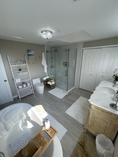 Uptown Penthouse on Pine: By Lake Michigan, Shopping & Casino!