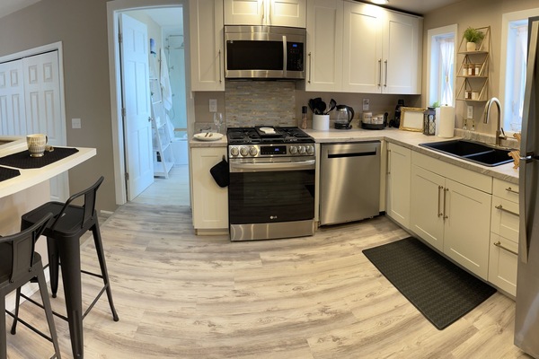 Frigorífico, microondas, horno y placa de cocina