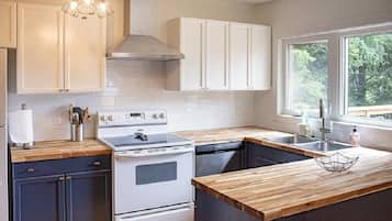 Frigorífico, horno, placa de cocina y lavavajillas