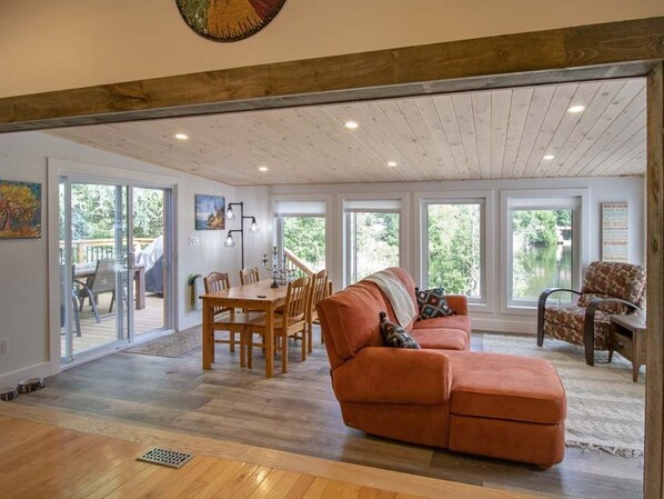 Smart TV, fireplace, DVD player