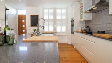 Cottage | Private kitchen | Fridge, dishwasher, electric kettle, toaster