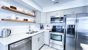Fridge, microwave, oven, stovetop - Home in quiet Bird Sanctuary Neighborhood, close to  Beach  (Venice)