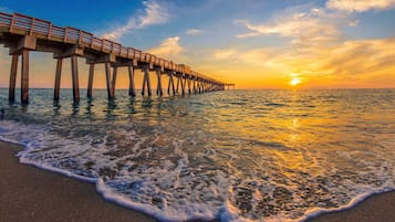 Beach nearby, sun loungers, beach towels