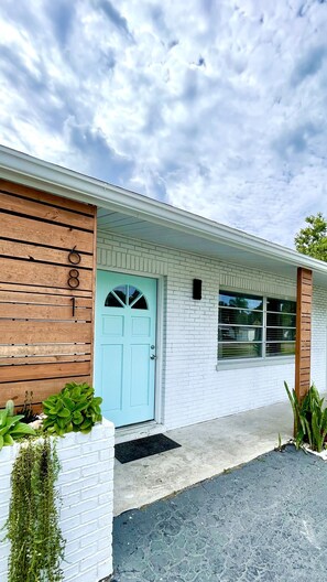 Exterior detail - Home in quiet Bird Sanctuary Neighborhood, close to  Beach  (Venice)