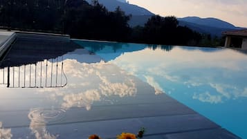 Piscina all'aperto, una piscina riscaldata