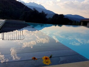 Utendørsbasseng og et oppvarmet basseng