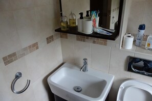 Apartemen (2 Bedrooms) | Kamar mandi | Bathtub dan handuk