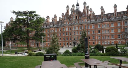 NEW Cosy 2 Bedroom Flat on Englefield Green