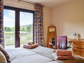 3 bedrooms, free WiFi, bed sheets, wheelchair access