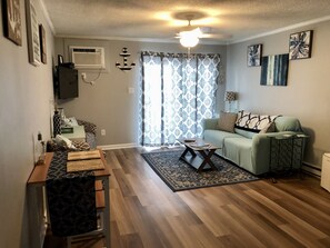 Smart-TV, Bücher, Stereoanlage