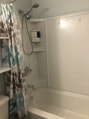 Combined shower/tub, hair dryer, towels, soap - Quaint beach condo with fantastic views (North Topsail Beach)